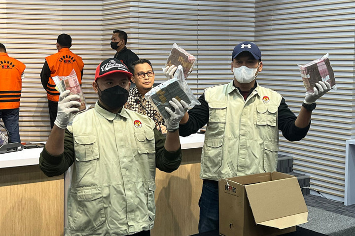 Komisi Pemberantasan Korupsi (KPK) menyatakan ada temuan uang ratusan juta rupiah dalam operasi tangkap tangan (OTT) di Labuhanbatu, Sumatra Utara. 