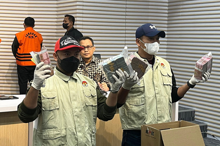 KPK mengamankan uang tunai sekitar Rp551,5 juta sebagai bagian dari dugaan penerimaan sementara sekitar Rp1,7 miliar.