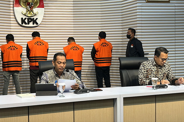 Dalam kasus tersebut KPK juga telah menetapkan empat orang sebagai tersangka. Bupati Labuhanbatu Erik Adtrada Ritonga menjadi salah satu tersangka dalam perkara ini. Tiga pihak lainnya yakni anggota DPRD Rudi Syahputra Ritonga, dan dua pihak swasta Effendy Saputra serta Fazar Syahputra.