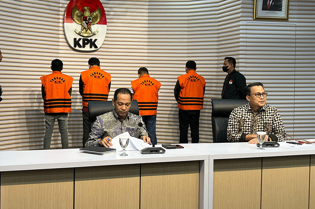 Tersangka FS dan ES, sebagai pemberi suap, disangkakan melanggar Pasal 5 ayat (1) huruf atau b atau Pasal 13 Undang-Undang (UU) Nomor 31 Tahun 1999 tentang Pemberantasan Tindak Pidana Korupsi sebagaimana diubah dengan UU Nomor 20 Tahun 2001.