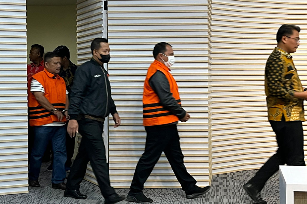 Sementara itu, tersangka EAR dan RSR sebagai penerima suap disangka melanggar Pasal 12 huruf a atau b atau Pasal 11 UU Nomor 31 Tahun 1999 tentang Pemberantasan Tindak Pidana Korupsi sebagaimana diubah dengan UU Nomor 20 Tahun 2001.