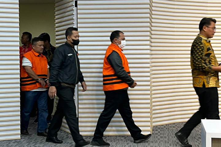 Sementara itu, tersangka EAR dan RSR sebagai penerima suap disangka melanggar Pasal 12 huruf a atau b atau Pasal 11 UU Nomor 31 Tahun 1999 tentang Pemberantasan Tindak Pidana Korupsi sebagaimana diubah dengan UU Nomor 20 Tahun 2001.