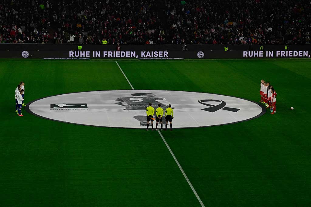 Sebelum pertandingan dimulai, para pemain dan 75.000 penonton melakukan sesi mengheningkan cipta untuk mengenang  legenda Franz Beckenbauer. Beckenbauer  dunia pada Senin, 7 Januari silam, pada usia 78 tahun.