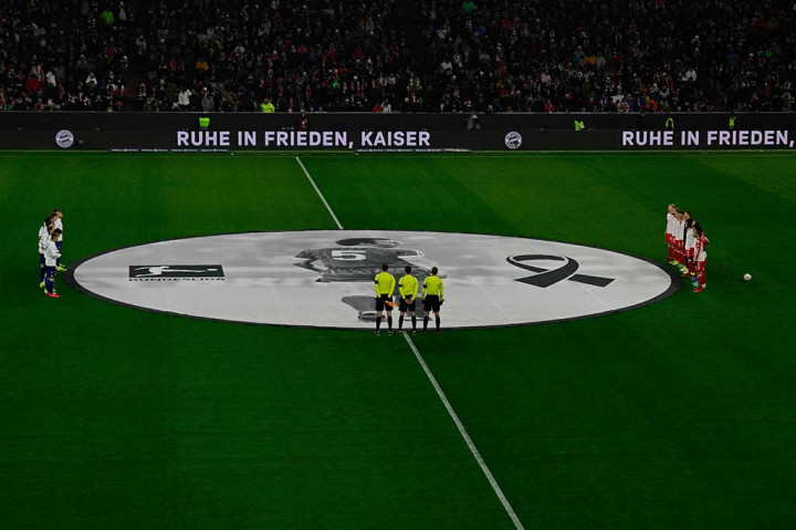 Sebelum pertandingan dimulai, para pemain dan 75.000 penonton melakukan sesi mengheningkan cipta untuk mengenang  legenda Franz Beckenbauer. Beckenbauer  dunia pada Senin, 7 Januari silam, pada usia 78 tahun.