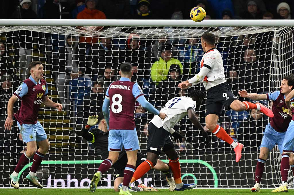 Gol penyama kedudukan dicetak Morris lewat sundulan pada fase akhir pertandingan, setelah Zeke Amdouni mencetak gol pembukaan bagi Burnley pada akhir babak pertama di Turf Moor.