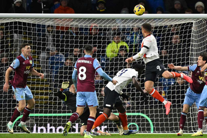 Gol penyama kedudukan dicetak Morris lewat sundulan pada fase akhir pertandingan, setelah Zeke Amdouni mencetak gol pembukaan bagi Burnley pada akhir babak pertama di Turf Moor.