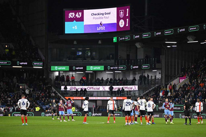 Trafford mendapat kartu kuning akibat protesnya setelah gol itu disahkan. Di sisi lain, kubu Luton terlihat sangat bersuka cita karena mampu terhindar dari kekalahan saat melawan sesama tim yang sedang berjuang menghindari degradasi.