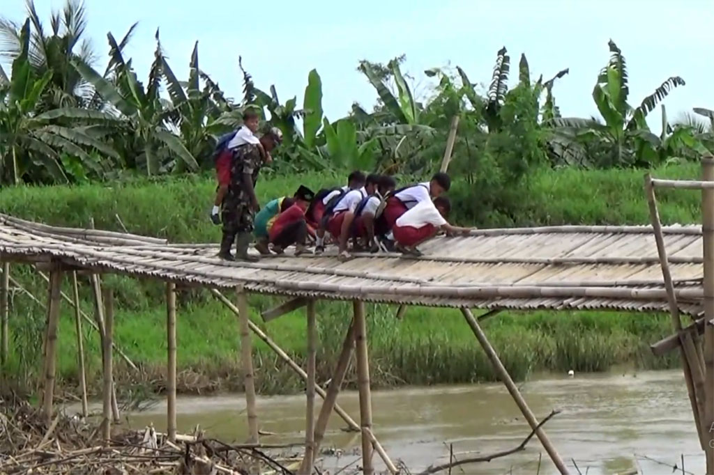 Warga berharap ada perhatian pemerintah, mengingat jembatan ini merupakan akses yang menjadi jalur terdekat untuk menjalankan aktifitas sehari-hari. Terlebih sungai dengan kedalaman yang mencapai 4 meter inipun sangat membahayakan jika sewaktu-waktu jembatan runtuh saat ada warga yang melintas. 