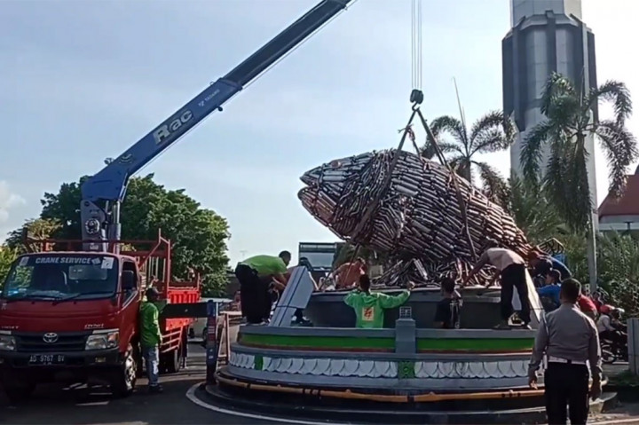 Ribuan knalpot brong disulap menjadi monumen bandeng di area Alun-Alun Kabupaten Pati, Jawa Tengah. Pembuatan monumen atau patung ikan bandeng tersebut diinisiasi oleh Polresta Pati. Pembuatan monumen ini menghabiskan 4.000 lebih knalpot brong, hasil razia selama 4 bulan.