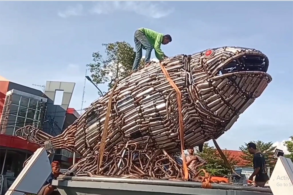 Satlantas Polresta Pati kemudian meminta salah satu pengrajin di wilayah tersebut untuk menyulap knalpot brong menjadi monumen ikan bandeng. Pengerjaan knalpot brong jadi monumen ikan bandeng membutuhkan waktu 10 hari. 