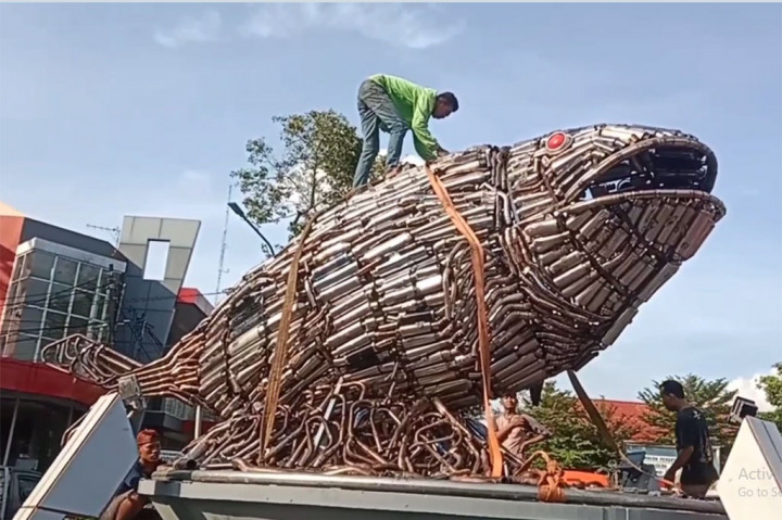 Satlantas Polresta Pati kemudian meminta salah satu pengrajin di wilayah tersebut untuk menyulap knalpot brong menjadi monumen ikan bandeng. Pengerjaan knalpot brong jadi monumen ikan bandeng membutuhkan waktu 10 hari. 