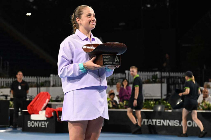 Jelena Ostapenko dari Latvia menyelesaikan persiapan sempurna untuk Australia Terbuka dengan merebut gelar Adelaide International, Sabtu, 13 Januari 2024.