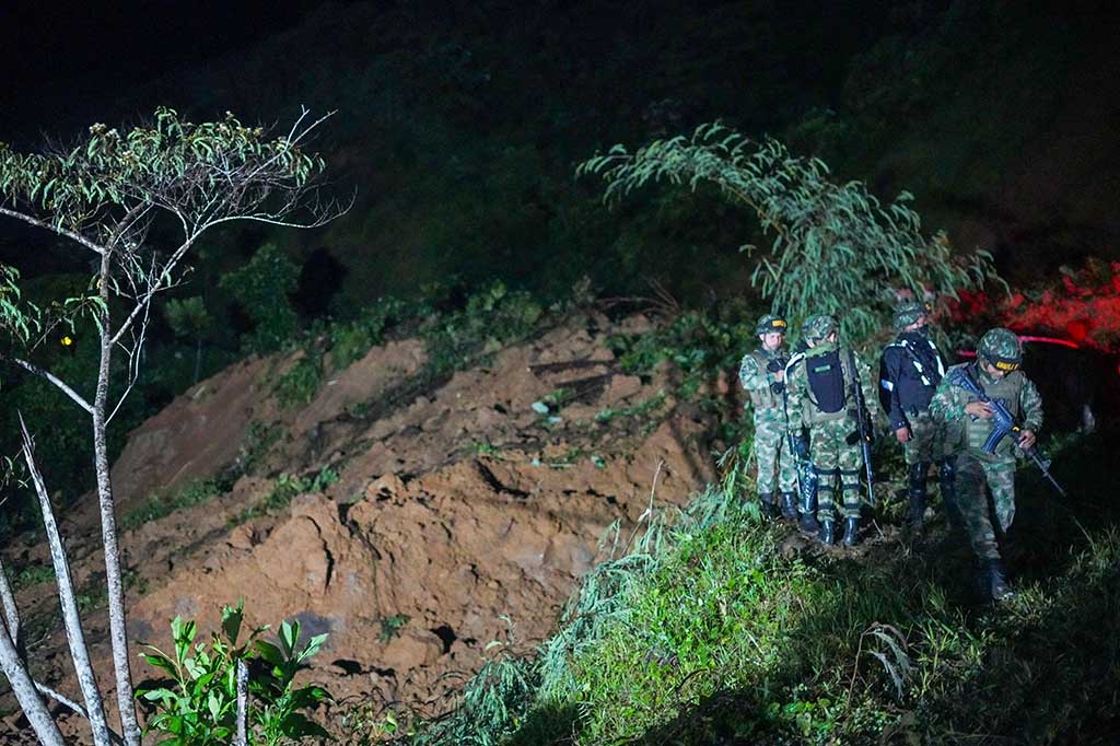 Sebelumnya, para pejabat menyebutkan jumlah korban tewas akibat tanah longsor yang melanda jalan yang menghubungkan kota Medellin dan Quibdo, sebanyak 18 orang dan 30 orang luka-luka.