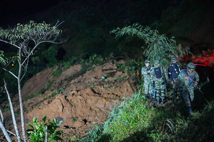 Sebelumnya, para pejabat menyebutkan jumlah korban tewas akibat tanah longsor yang melanda jalan yang menghubungkan kota Medellin dan Quibdo, sebanyak 18 orang dan 30 orang luka-luka.