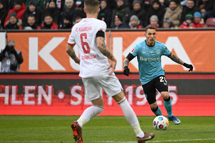 Memulai babak pertama, Leverkusen mengambil inisiatif menyerang dengan memanfaatkan dua sisi sayap untuk membongkar pertahanan Augsburg.