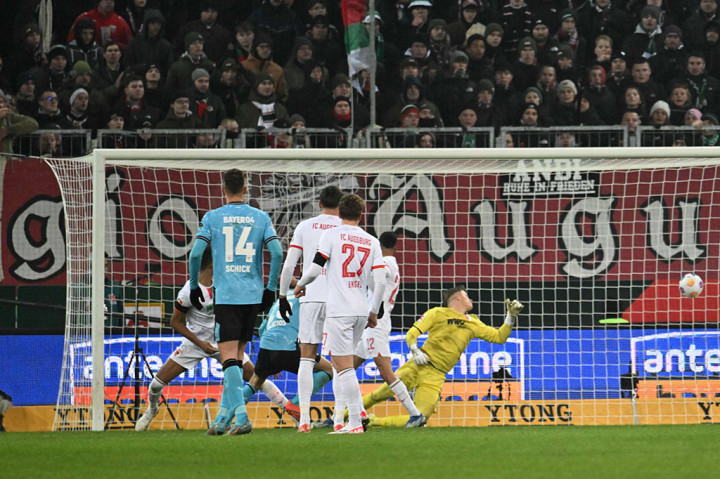 Menit ke-88, tembakan dari luar kotak penalti Jonas Hofmann mampu ditepis oleh Dahmen dan hanya menghasilkan tendangan sudut.