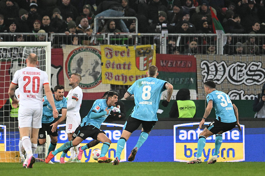 Di masa perpanjangan waktu, dari sektor kanan pertahanan Augsburg, Grimaldo melepaskan umpan silang yang langsung disambut oleh Exequiel Palacios untuk membawa Leverkusen unggul 1-0.