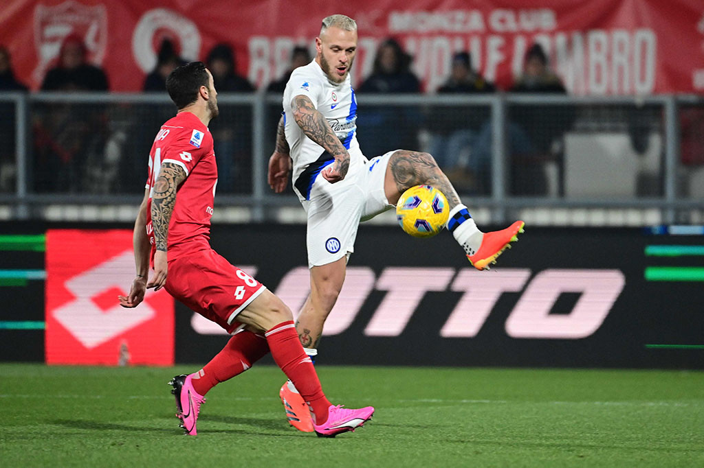 Inter Milan tanpa kesulitan menggilas tim tuan rumah Monza dengan skor 5-1 dalam duel pekan ke-20 Serie A 2023/20 di Stadio Brianteo pada Minggu, 14 Januari 2024 dini hari WIB.