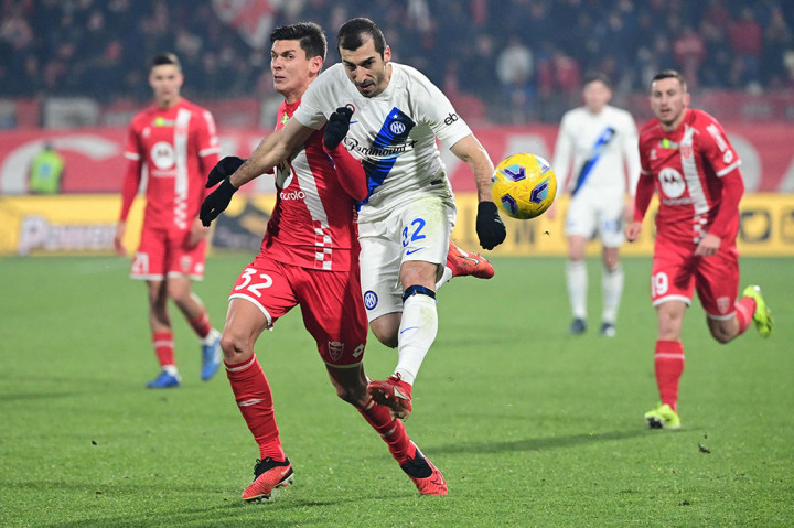 Gol pembuka Inter datang pada menit ke-12. Wasit memberikan hadiah penalti setelah Gagliardini melakukan handball. Calhanoglu maju sebagai eksekutor dan melepas tembakan sempurna ke kanan bawah. Monza 0-1 Inter.
