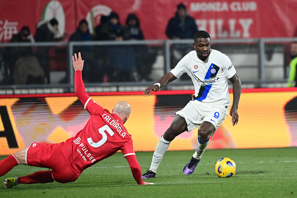 Pada menit ke-14, Inter menggandakan keunggulan. Skema serangan balik cepat, kombinasi Mkhitaryan dan Dimarco diakhiri dengan umpan lambung yang disempurnakan Lautaro. Inter unggul 2-0.