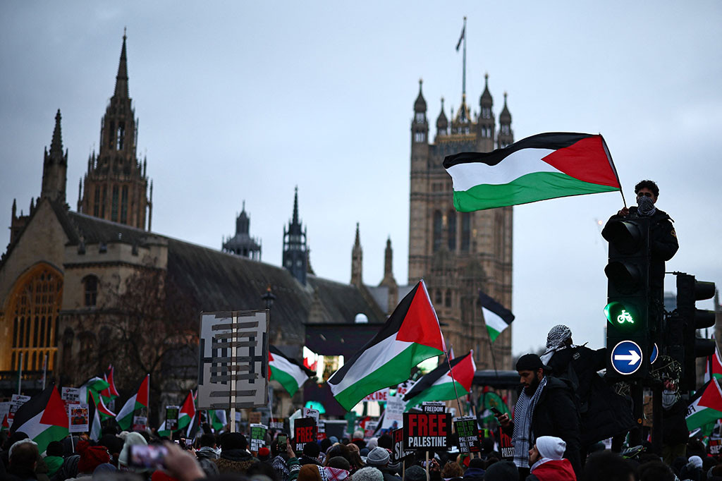 Sementara itu, di London, terjadi demonstrasi pro-Palestina yang ketujuh sejak 7 Oktober, ketika militan Hamas menyerbu Israel selatan dan menewaskan sekitar 1.140 orang, sebagian besar warga sipil, menurut penghitungan AFP berdasarkan angka resmi.