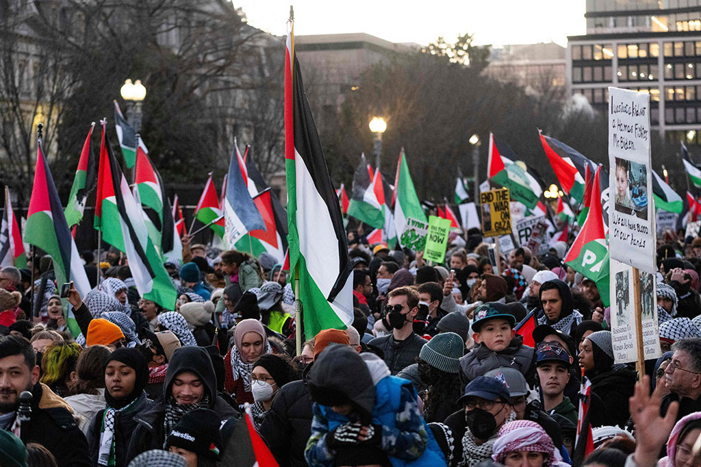 Di Washington, massa dalam jumlah besar mengibarkan bendera Palestina ketika para pengunjuk rasa yang sebagian besar berusia muda banyak yang mengenakan keffiyeh tradisional berkumpul untuk menunjukkan solidaritas pada hari ke-99 perang Israel-Hamas di Jalur Gaza.