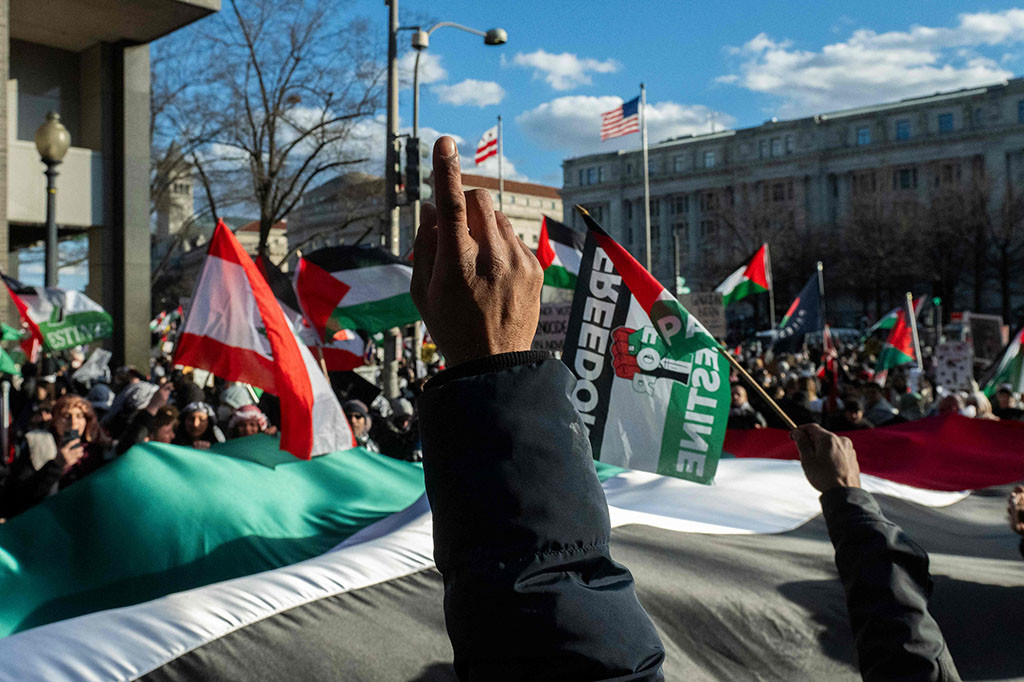 Mereka mendesak Presiden AS Joe Biden untuk mengakhiri dukungan militer dan keuangan untuk Israel.