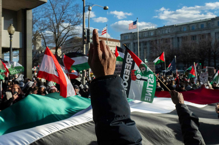 Mereka mendesak Presiden AS Joe Biden untuk mengakhiri dukungan militer dan keuangan untuk Israel.