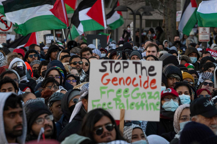 Ribuan pengunjuk rasa pro-Palestina berbaris di Washington, London dan tempat lain pada hari Sabtu sebagai bagian dari 'hari aksi global' untuk menuntut gencatan senjata segera dalam pertempuran di Gaza dan menentang dukungan AS dan Inggris terhadap Israel.