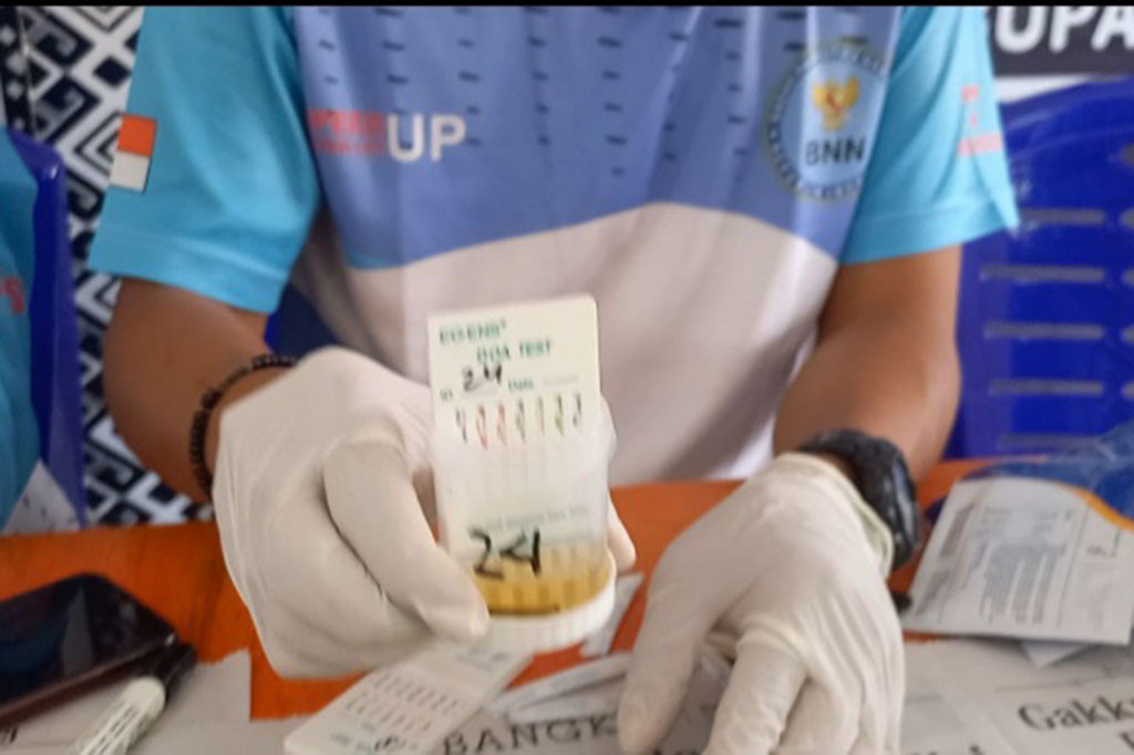 Tes bebas narkoba ini menurutnya baru diwajibkan untuk seluruh tenaga kontrak tahun ini sesuai surat edaran ke Dinsos.