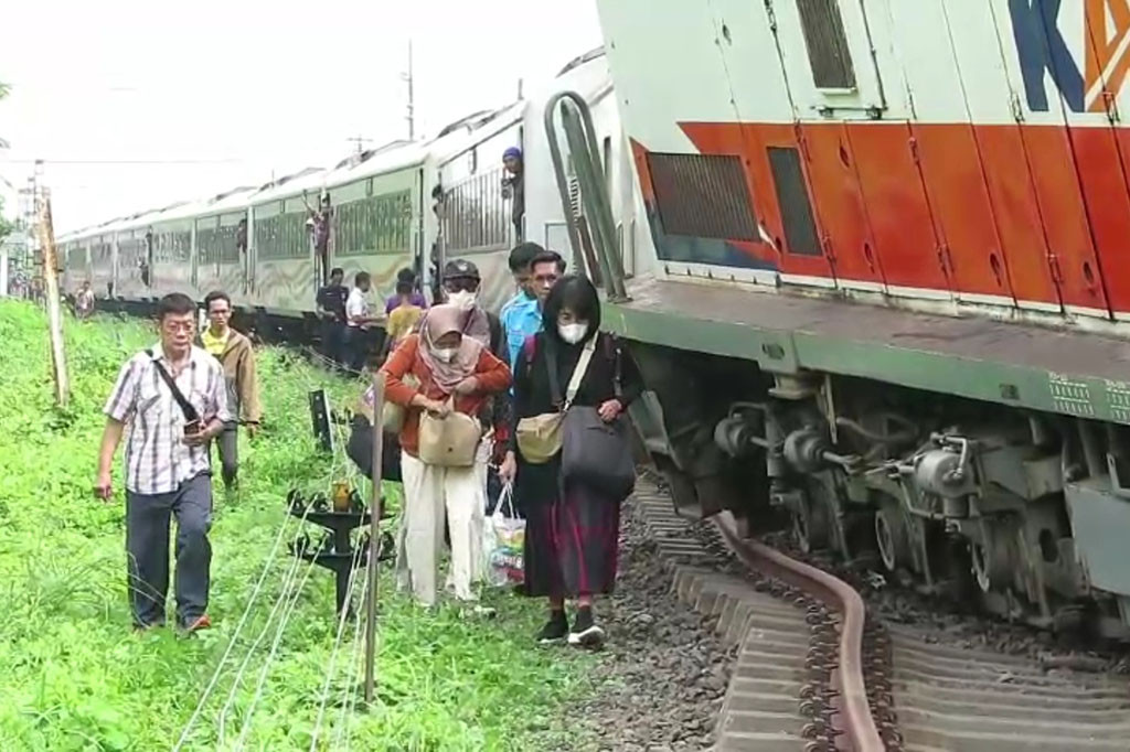 Akibat peristiwa itu sejumlah perjalanan kereta api yang melewati Stasiun Bangil dialihkan memutar. Pola operasi dari lintas Bangil harus memutar lewat Malang dan Kertosono ataupun sebaliknya.