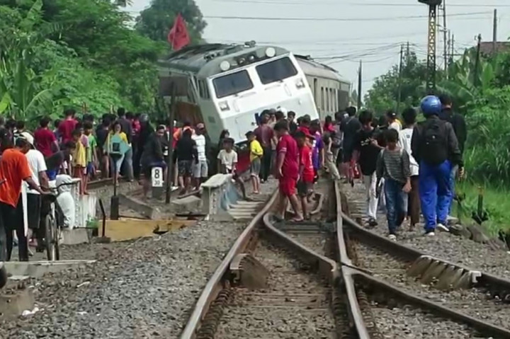 PT KAI Daerah Operasional (Daop) 8 Surabaya, langsung melakukan evakuasi kereta yang anjlok. Lokomotif KA Pandalungan dari Gambir Jakarta tujuan Jember Jawa Timur, diketahui anjlok dekat Stasiun Tanggulangin Kabupaten Sidoarjo, Minggu, 14 Januari 2024 pagi.