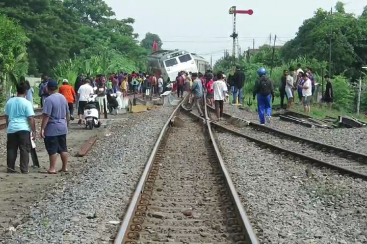 Dampak peristiwa anjloknya lokomotif KA Pandalungan di dekat Stasiun Tanggulangin Kabupaten Sidoarjo, sejumlah perjalanan kereta terpaksa dialihkan. Sebagian penumpang kereta yang anjlok ada yang memilih melanjutkan perjalanan sendiri dengan mobil ojek online.