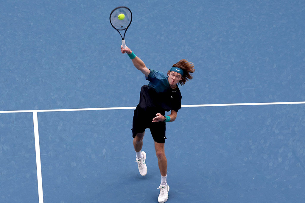 Petenis Rusia, yang melakukan pemanasan untuk Grand Slam pertama tahun ini dengan menjuarai Hong Kong Terbuka, dengan cepat bangkit pada set kedua, memimpin 5-1 dan mengancam untuk menyingkirkan lawannya.