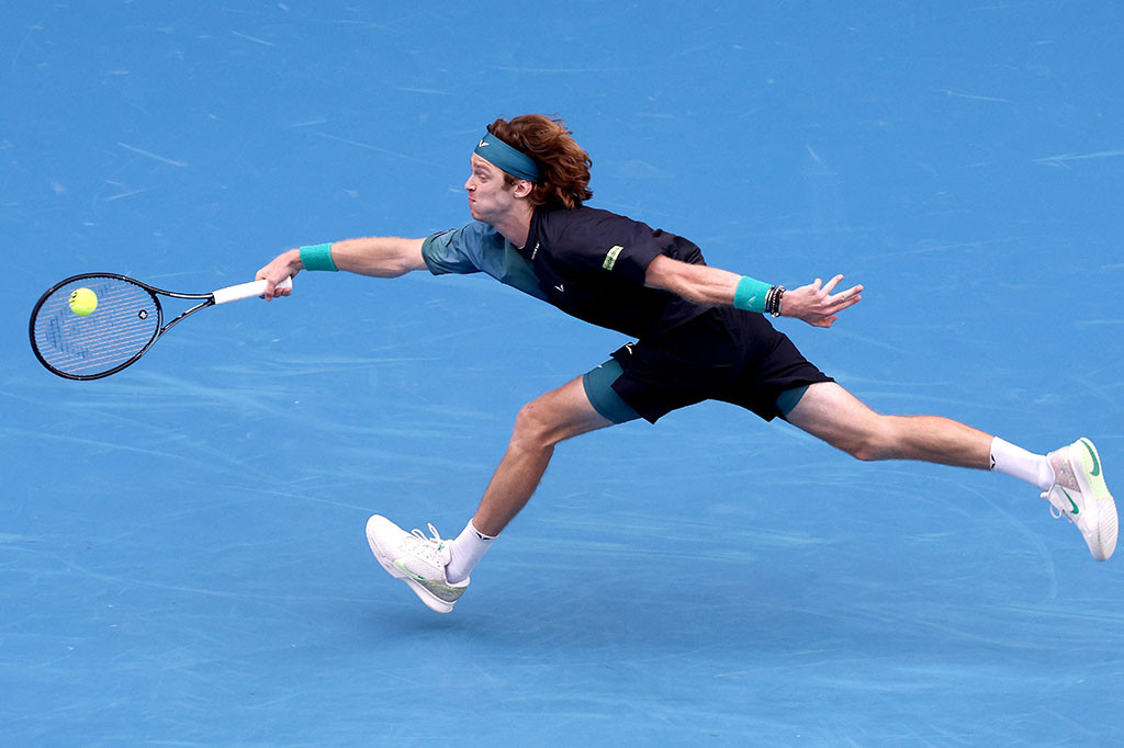 Andrey Rublev mengatasi goyangan besar untuk mengalahkan petenis Brasil Thiago Seyboth Wild 7-5, 6-4, 3-6, 4-6, 7-6 (10/6) dan mencapai putaran kedua Australian Open pada hari Minggu, 14 Januari 2024.