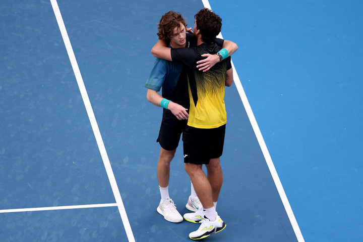 Set penentuan yang menegangkan berlangsung dengan servis, dengan Rublev unggul 6-5.