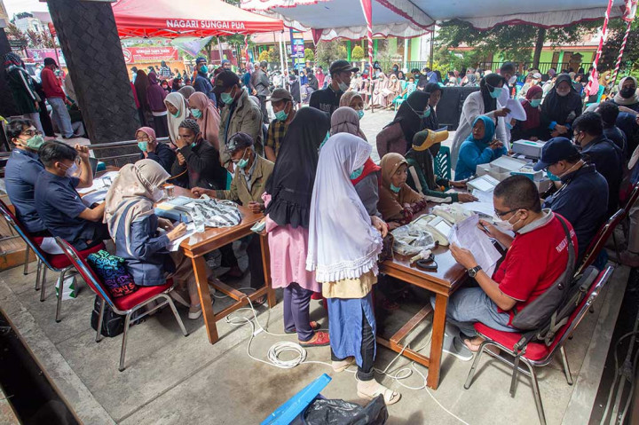 Pada tahap awal tim dokter terlebih dahulu melakukan penyuluhan kesehatan yang dilanjutkan dengan pemeriksaan spirometri untuk mengecek kondisi paru-paru masyarakat. Selanjutnya pemeriksaan kesehatan serta pengobatan gratis.