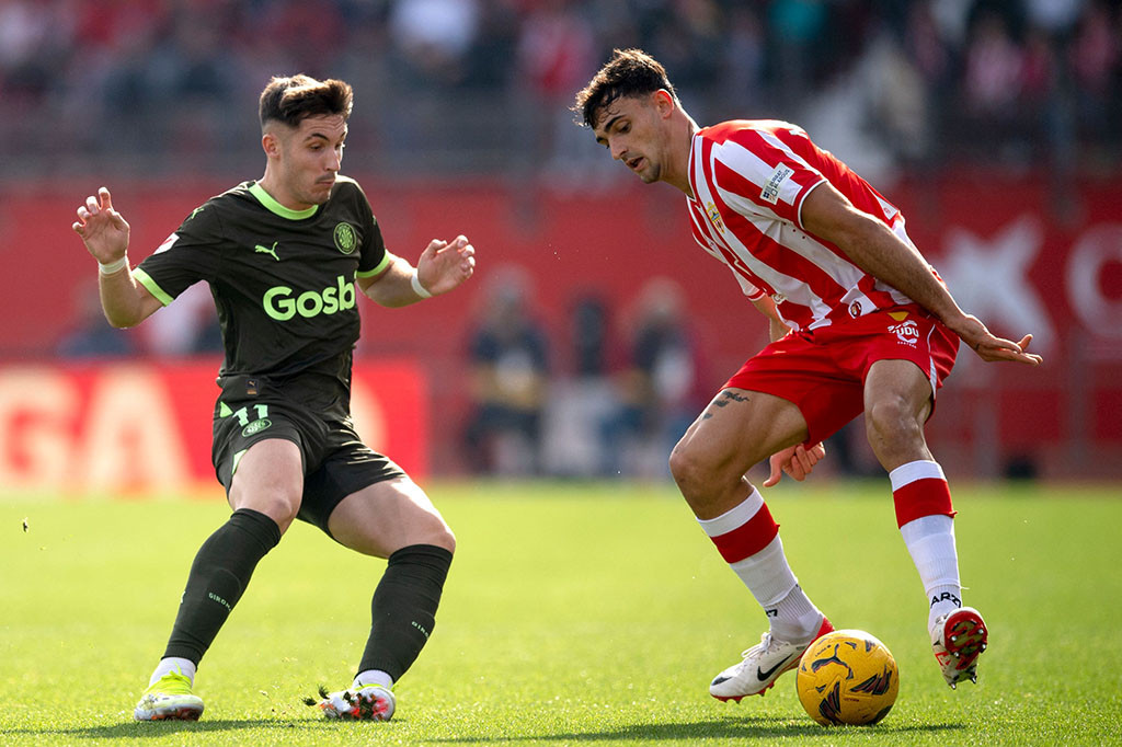 Girona memuncaki klasemen Liga Spanyol meski bermain imbang 0-0 di markas tim juru kunci Almeria pada Minggu, 14 Januari 2024.