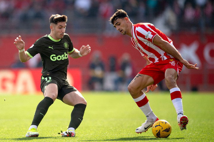 Girona memuncaki klasemen Liga Spanyol meski bermain imbang 0-0 di markas tim juru kunci Almeria pada Minggu, 14 Januari 2024.