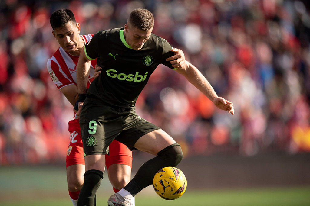 Pengatur permainan Girona Aleix Garcia diusir keluar lapangan saat pertandingan tinggal menyisakan sepuluh menit karena menarik Gonzalo Melero saat melaju ke arah gawang.