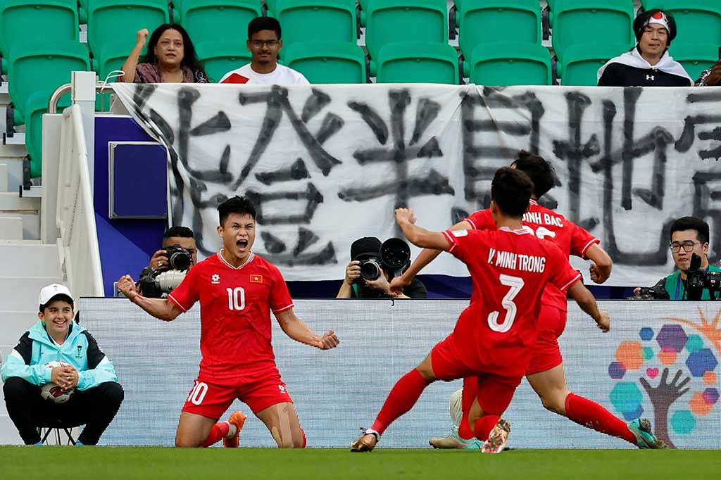 Pada menit ke-33, Vietnam justru berhasil membalikkan situasi. Bek Bui Hoang Viet Anh menyundul bola tendangan bebas ke tiang jauh, bola berhasil ditepis kiper Suzuki, tetapi justru kemudian mengarah ke Pham Tuan Hai yang menceploskannya ke gawang Jepang.