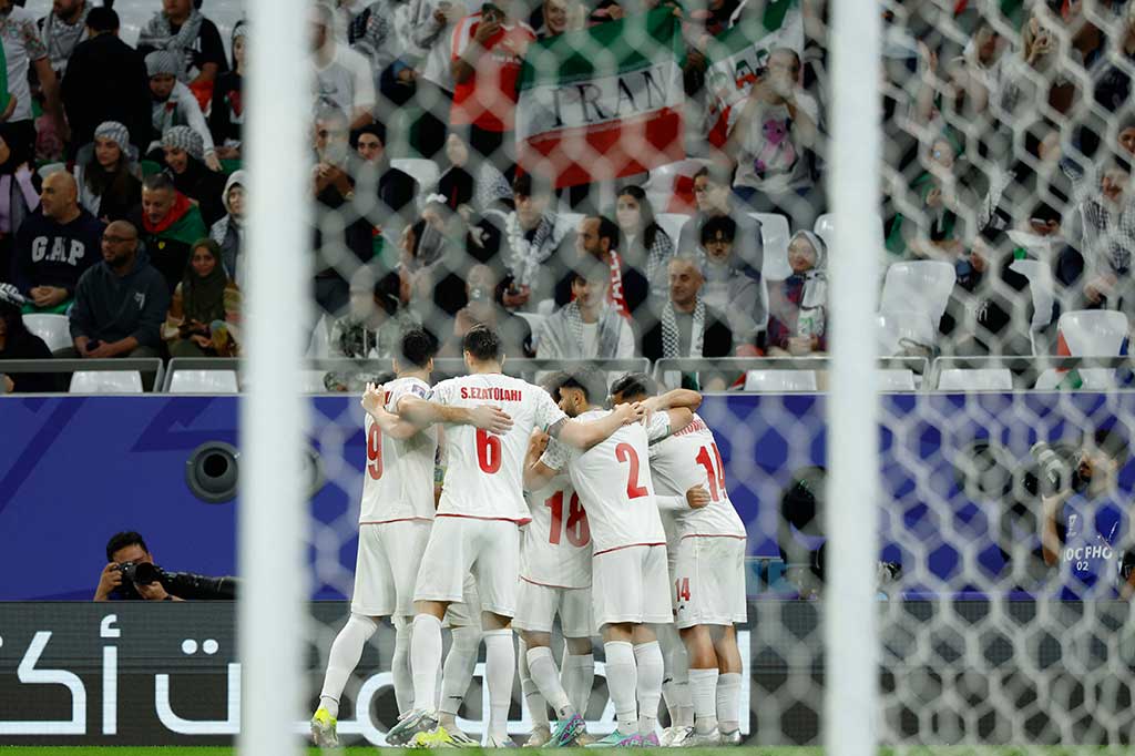 Iran langsung mengambil inisiatif menyerang dan mampu unggul cepat pada menit kedua lewat gol yang dicetak oleh Karim Ansarifard.