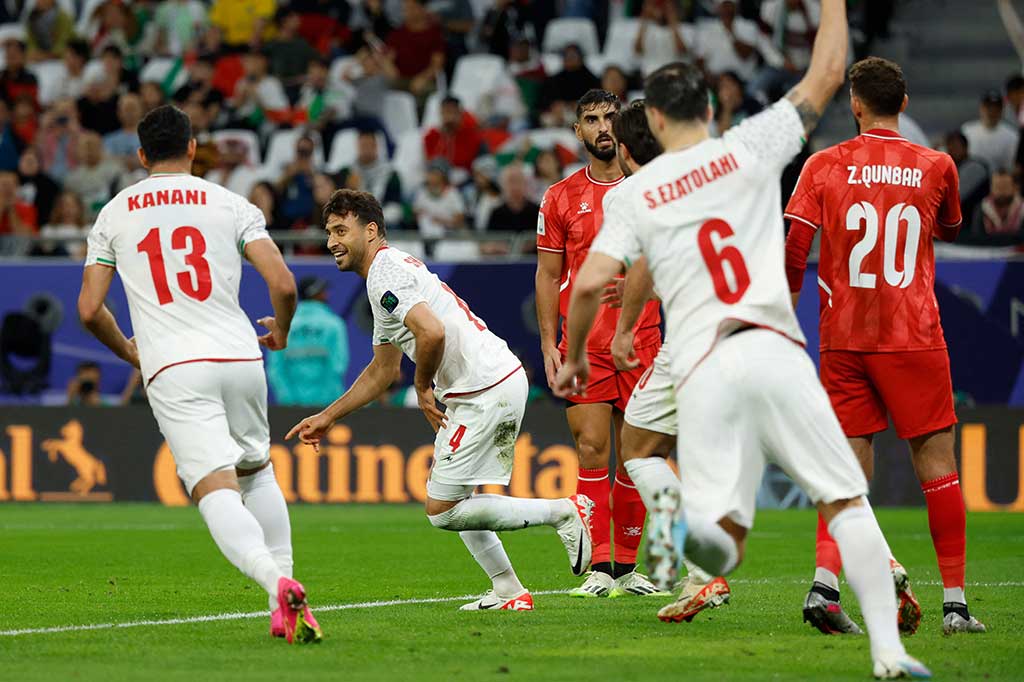 Saman Ghoddos kembali memberikan assist setelah tendangan bebasnya dapat disambut oleh Shojae Khalilzadeh yang menciptakan gol kedua untuk Iran sehingga skor berubah menjadi 2-0 pada menit 12.
