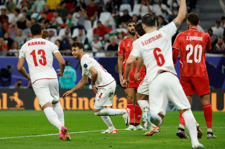Saman Ghoddos kembali memberikan assist setelah tendangan bebasnya dapat disambut oleh Shojae Khalilzadeh yang menciptakan gol kedua untuk Iran sehingga skor berubah menjadi 2-0 pada menit 12.
