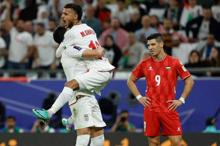 Skuad asuhan Amir Ghalenoei sukses menambah keunggulan tujuh menit sebelum babak pertama usai lewat gol yang dicetak oleh Mehdi Ghayedi memanfaatkan umpan dari Taremi sehingga skor berubah menjadi 3-0.