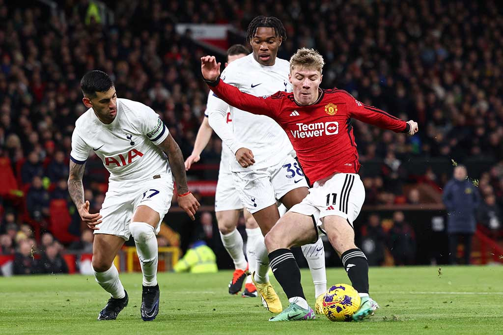 Manchester United (MU) gagal meraih poin penuh ketika menjamu Tottenham Hotspur di Stadion Old Trafford pada pekan ke-21 Liga Primer Inggris 2023/2024, Minggu, 14 Januari 2024 malam WIB. Itu terjadi karena mereka ditahan imbang dengan skor 2-2.