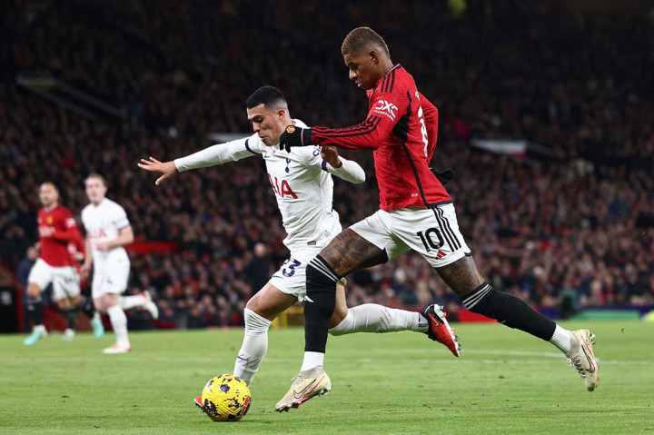 MU sejatinya sudah tampil meyakinkan dengan mencetak gol lebih dulu lewat tendangan Rasmus Hojlund ketika laga baru bergulir tiga menit. Tapi, The Lilywhites bisa membalasnya dengan gol Richarlison yang menanduk umpan tendangan sudut Pedro Porro pada menit ke-19.