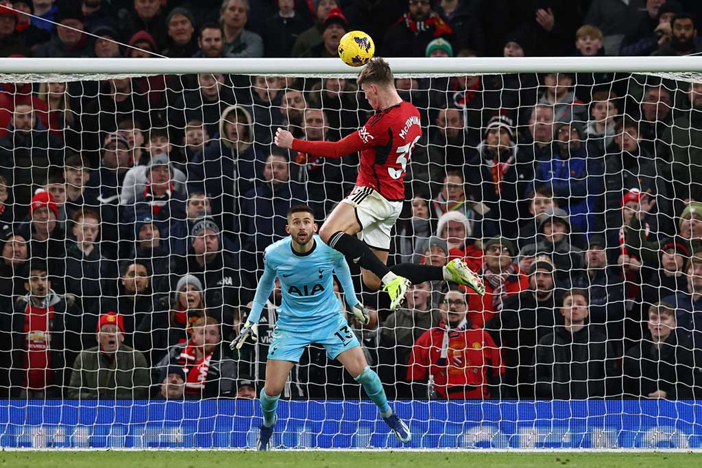 Memang tidak mudah bagi MU untuk menghadapi Tottenham. Pasalnya, mereka hanya menguasai bola sebanyak 36 persen dan memiliki peluang lebih sedikit, yakni 9 total tembakan. Di sisi lain, Tottenham tampil agresif sambil melancarkan 16 total tembakan. 