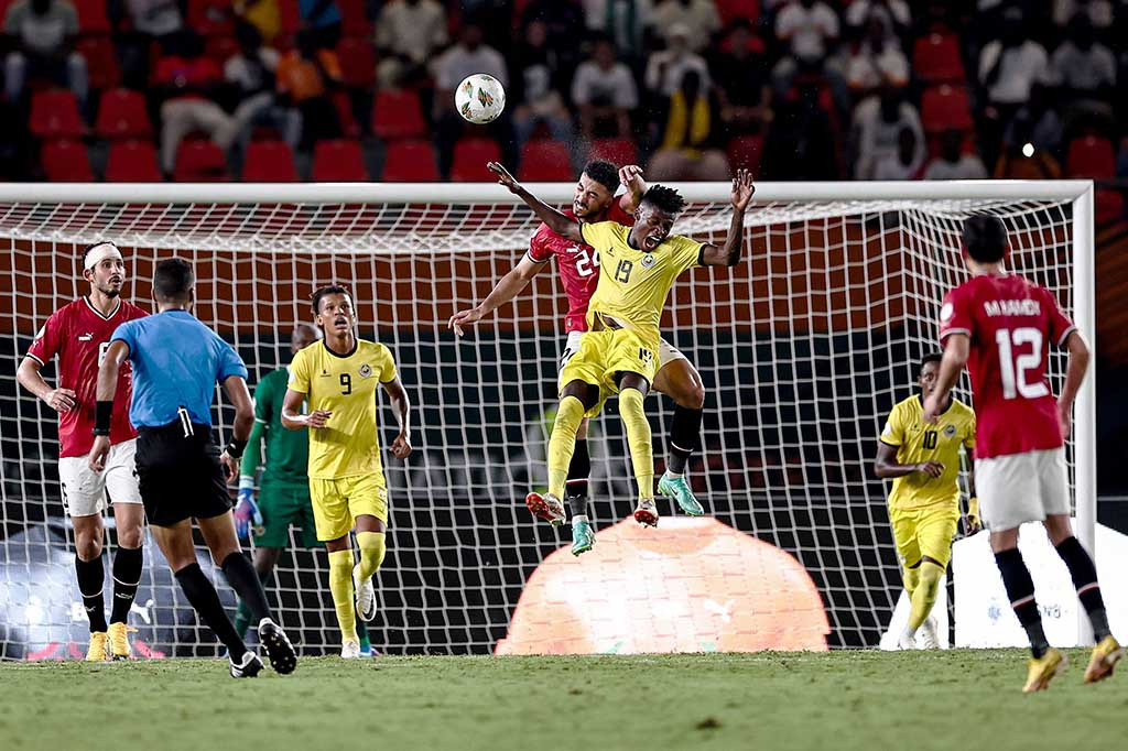 Mohamed telah memberikan awal yang ideal bagi juara Afrika tujuh kali Mesir ketika ia mencetak gol dalam waktu dua menit pertandingan Grup B, namun panas dan kelembapan yang melemahkan tampaknya membuat Firaun lebih baik.