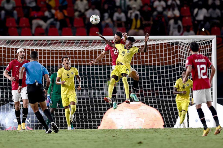 Mohamed telah memberikan awal yang ideal bagi juara Afrika tujuh kali Mesir ketika ia mencetak gol dalam waktu dua menit pertandingan Grup B, namun panas dan kelembapan yang melemahkan tampaknya membuat Firaun lebih baik.